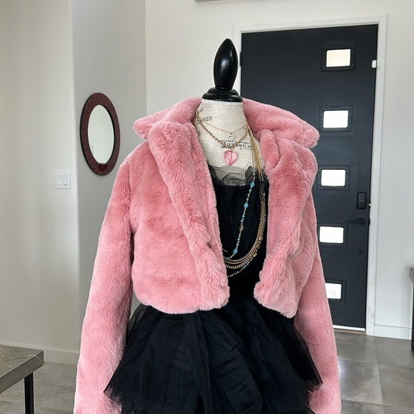 BRAND NEW GORGEOUS FANCY AND SOFT MAUVE VEGAN FUR OUTERWEAR COAT! SIZE MEDIUM! - Picture 7 of 17
